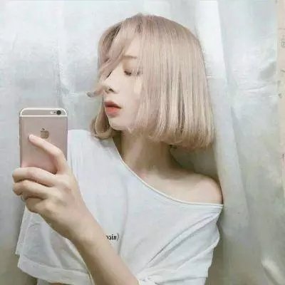 戴流苏耳环的少女